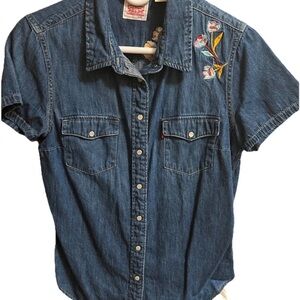 Levi’s Women’s Denim Western Shirt M SS Floral Embroidered Pearl Snap 19" X 26"